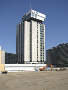 906028 Gezicht op het NH Hotel (Jaarbeursplein 24) te Utrecht, met op de voorgrond het terrein waar parkeergarage ...
